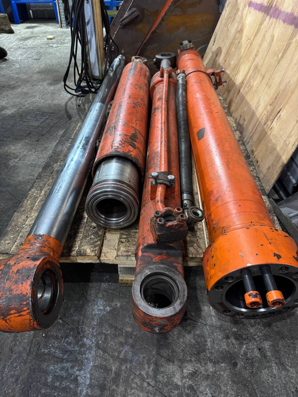 Демонтированные узлы и гидроцилиндры