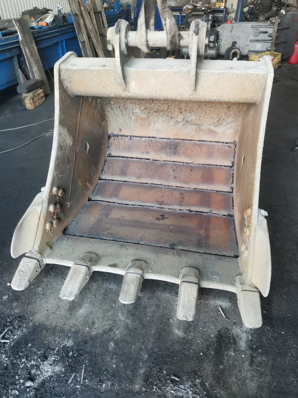 Износостойкие накладки и наплавка на ковше