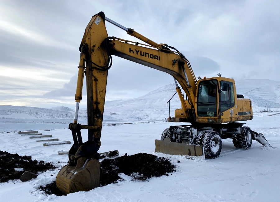 Колёсный экскаватор Hyundai R200W-7 копает грунт Колёсный экскаватор Hyundai R200W-7 копает грунт