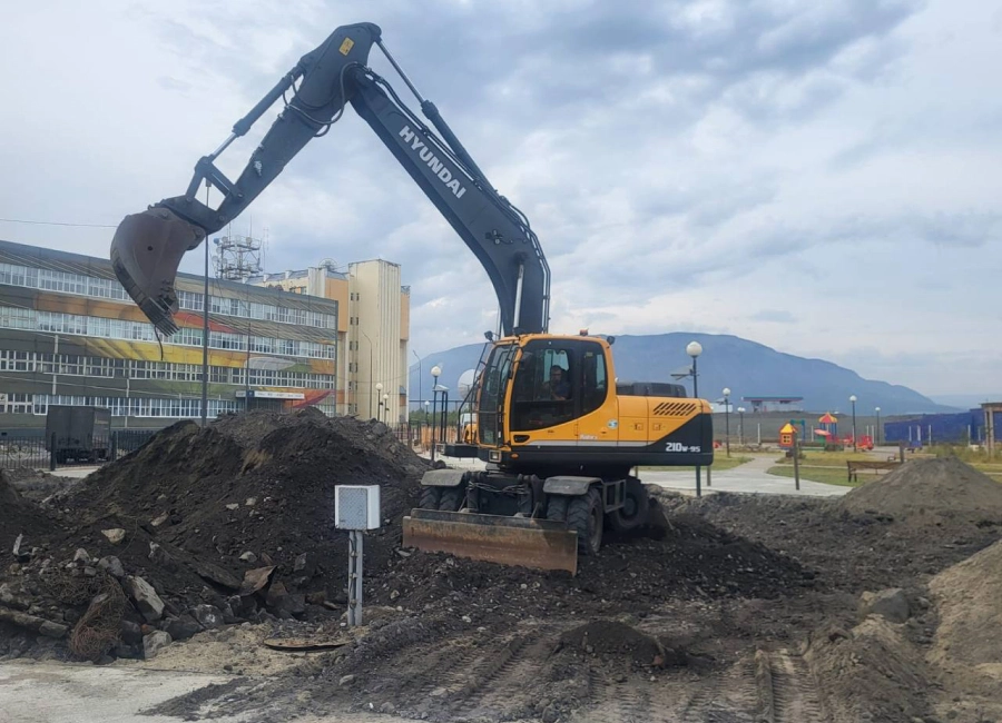 Колёсный экскаватор Hyundai R210W-9S, выполняет работы по копке траншей Колёсный экскаватор Hyundai R210W-9S, выполняет работы по копке траншей
